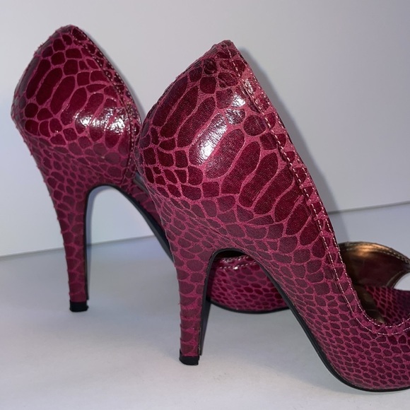 CHARLOTTE RUSSE Fuschia snakeskin heels in women’s size 6 - Picture 8 of 12
